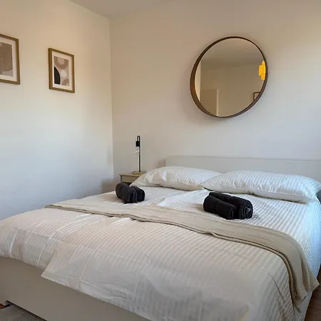 Apartment Spacious With Balcony & Free Parking Near Vienna *